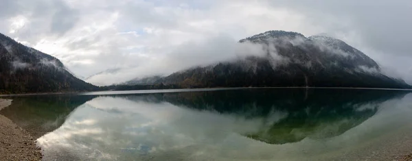 Pohled Shora Rakouské Jezero Plansee Jeho Tyrkysovou Vodu Hluboké Zelené — Stock fotografie