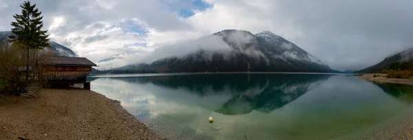 Widok Góry Austriackiego Jeziora Plansee Jego Turkusowa Woda Głębokie Zielone — Zdjęcie stockowe