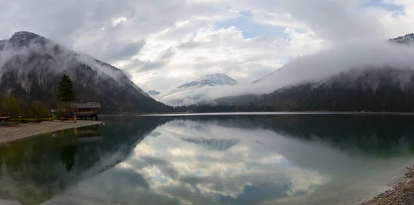 Вид Верху Озеро Австрійське Планзеє Бірюзовою Водою Глибокими Зеленими Лісами — стокове фото