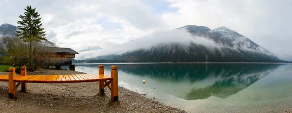 Top Tan Avusturya Plansee Gölü Turkuaz Sularına Derin Yeşil Ormanlara — Stok fotoğraf