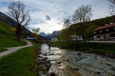 Berchtesgaden Ulusal Parkı, Almanya. Ramsau köyündeki Aziz Sebastian Kilisesi.