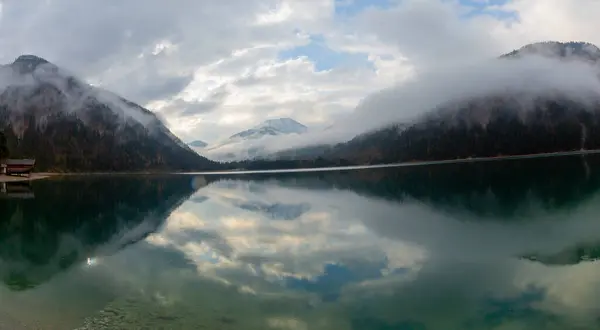 Pohled Shora Rakouské Jezero Plansee Jeho Tyrkysovou Vodu Hluboké Zelené — Stock fotografie