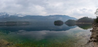 Eibsee Bavyera Gölü, birçok doğa manzarası Avrupa Alpleri dağ zugspitze.