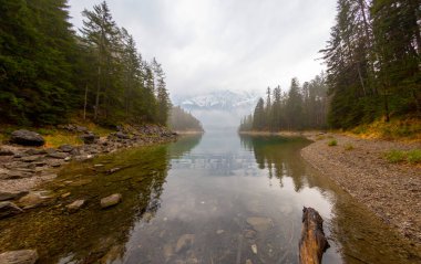 Eibsee Bavyera Gölü, birçok doğa manzarası Avrupa Alpleri dağ zugspitze.