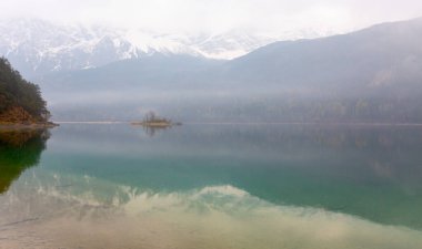 Eibsee Bavyera Gölü, birçok doğa manzarası Avrupa Alpleri dağ zugspitze.