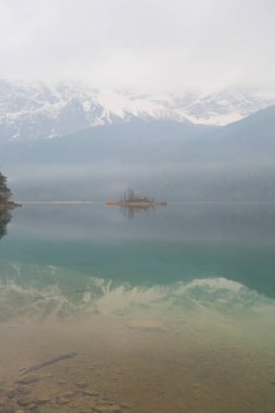 Eibsee Bavyera Gölü, birçok doğa manzarası Avrupa Alpleri dağ zugspitze.