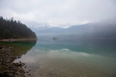 Eibsee Bavyera Gölü, birçok doğa manzarası Avrupa Alpleri dağ zugspitze.