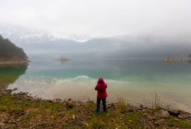 Eibsee Bavyera Gölü, birçok doğa manzarası Avrupa Alpleri dağ zugspitze.