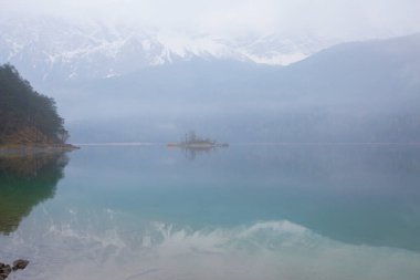 Eibsee Bavyera Gölü, birçok doğa manzarası Avrupa Alpleri dağ zugspitze.