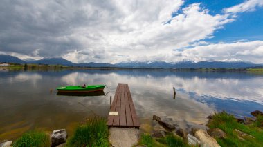 Arka planda Tannheim dağlarının olduğu Hopfensee manzarası, Allgu, Schwaben, Bavyera, Almanya