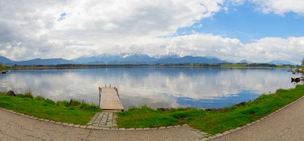 Blick Auf Den Hopfensee Mit Den Tannheimer Bergen Hintergrund Allgäu — Stockfoto