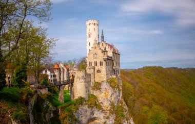 Lichtenstein Kalesi yazın dağın zirvesinde, Almanya, Avrupa. Bu ünlü kale Schwarzwald, Baden-Wurttemberg 'in simgesidir. Peri masalı Lichtenstein Kalesi ve şehir manzarası.