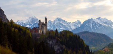 Dünyaca ünlü Neuschwanstein Kalesi 'nin güzel manzarası, 19. yüzyıl Romanesk Diriliş Sarayı Kral II. Ludwig için Almanya' nın güneybatı Bavyera, Fussen yakınlarındaki engebeli bir uçuruma inşa edildi..