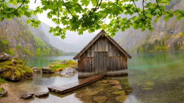 Alp Dağları ve sis içinde geçmiş, Konigsee Milli Parkı, Bayern, Germany ile Obersee Gölü yaz aylarında