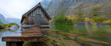 Alp Dağları ve sis içinde geçmiş, Konigsee Milli Parkı, Bayern, Germany ile Obersee Gölü yaz aylarında