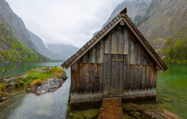 Alp Dağları ve sis içinde geçmiş, Konigsee Milli Parkı, Bayern, Germany ile Obersee Gölü yaz aylarında