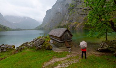Alp Dağları ve sis içinde geçmiş, Konigsee Milli Parkı, Bayern, Germany ile Obersee Gölü yaz aylarında