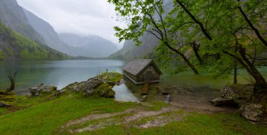 Alp Dağları ve sis içinde geçmiş, Konigsee Milli Parkı, Bayern, Germany ile Obersee Gölü yaz aylarında