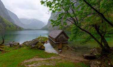 Alp Dağları ve sis içinde geçmiş, Konigsee Milli Parkı, Bayern, Germany ile Obersee Gölü yaz aylarında