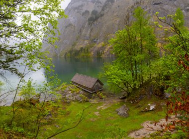 Alp Dağları ve sis içinde geçmiş, Konigsee Milli Parkı, Bayern, Germany ile Obersee Gölü yaz aylarında