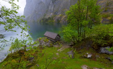 Alp Dağları ve sis içinde geçmiş, Konigsee Milli Parkı, Bayern, Germany ile Obersee Gölü yaz aylarında