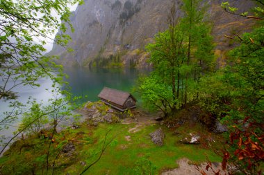 Alp Dağları ve sis içinde geçmiş, Konigsee Milli Parkı, Bayern, Germany ile Obersee Gölü yaz aylarında
