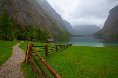Alp Dağları ve sis içinde geçmiş, Konigsee Milli Parkı, Bayern, Germany ile Obersee Gölü yaz aylarında