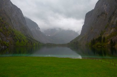 Alp Dağları ve sis içinde geçmiş, Konigsee Milli Parkı, Bayern, Germany ile Obersee Gölü yaz aylarında