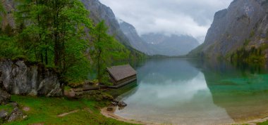 Alp Dağları ve sis içinde geçmiş, Konigsee Milli Parkı, Bayern, Germany ile Obersee Gölü yaz aylarında