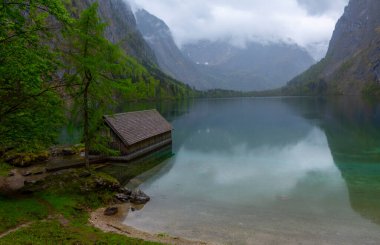 Alp Dağları ve sis içinde geçmiş, Konigsee Milli Parkı, Bayern, Germany ile Obersee Gölü yaz aylarında