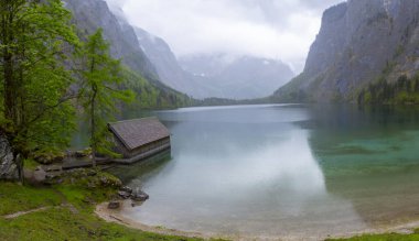 Alp Dağları ve sis içinde geçmiş, Konigsee Milli Parkı, Bayern, Germany ile Obersee Gölü yaz aylarında