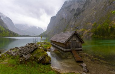 Alp Dağları ve sis içinde geçmiş, Konigsee Milli Parkı, Bayern, Germany ile Obersee Gölü yaz aylarında