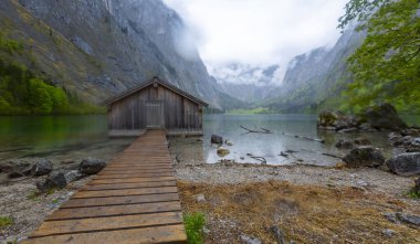 Alp Dağları ve sis içinde geçmiş, Konigsee Milli Parkı, Bayern, Germany ile Obersee Gölü yaz aylarında