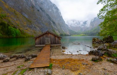 Alp Dağları ve sis içinde geçmiş, Konigsee Milli Parkı, Bayern, Germany ile Obersee Gölü yaz aylarında