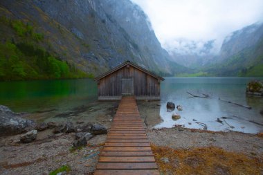 Alp Dağları ve sis içinde geçmiş, Konigsee Milli Parkı, Bayern, Germany ile Obersee Gölü yaz aylarında