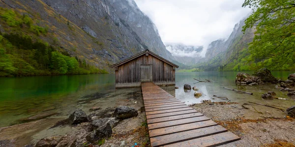 Άλπεις Βουνά Και Λίμνη Obersee Καλοκαίρι Ομίχλη Στο Παρασκήνιο Konigsee — Φωτογραφία Αρχείου