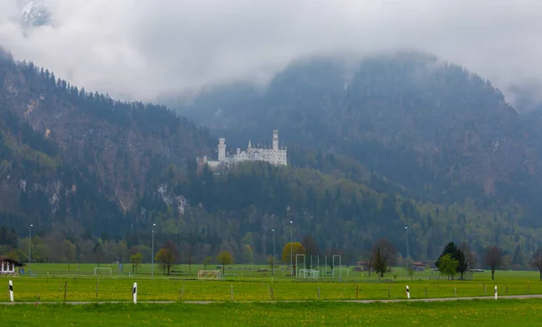 夏日风景 巴伐利亚阿尔卑斯山 世纪新天鹅堡的著名旅游胜地的视图 — 图库照片