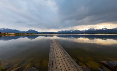 Hopfensee Gölü ve Alpler 'e bakın. Bavyera, Almanya, Avrupa.