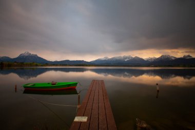 Hopfensee Gölü ve Alpler 'e bakın. Bavyera, Almanya, Avrupa.