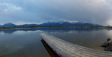 Hopfensee Gölü ve Alpler 'e bakın. Bavyera, Almanya, Avrupa.