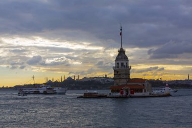 İstanbul, Türkiye 'nin sembolü Leander' s Tower olarak da bilinen ünlü Bakire Kulesi (Kiz Kulesi) ile Boğaz 'ın üzerinde kızgın bir günbatımı. 