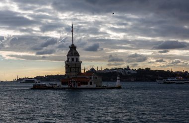 İstanbul, Türkiye 'nin sembolü Leander' s Tower olarak da bilinen ünlü Bakire Kulesi (Kiz Kulesi) ile Boğaz 'ın üzerinde kızgın bir günbatımı. 