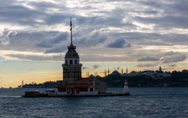İstanbul, Türkiye 'nin sembolü Leander' s Tower olarak da bilinen ünlü Bakire Kulesi (Kiz Kulesi) ile Boğaz 'ın üzerinde kızgın bir günbatımı. 