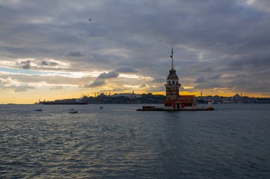 İstanbul, Türkiye 'nin sembolü Leander' s Tower olarak da bilinen ünlü Bakire Kulesi (Kiz Kulesi) ile Boğaz 'ın üzerinde kızgın bir günbatımı. 