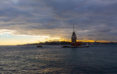 İstanbul, Türkiye 'nin sembolü Leander' s Tower olarak da bilinen ünlü Bakire Kulesi (Kiz Kulesi) ile Boğaz 'ın üzerinde kızgın bir günbatımı. 