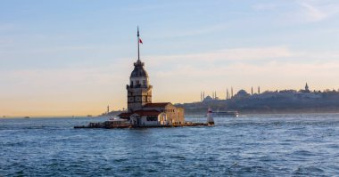 İstanbul, Türkiye 'nin sembolü Leander' s Tower olarak da bilinen ünlü Bakire Kulesi (Kiz Kulesi) ile Boğaz 'ın üzerinde kızgın bir günbatımı. 