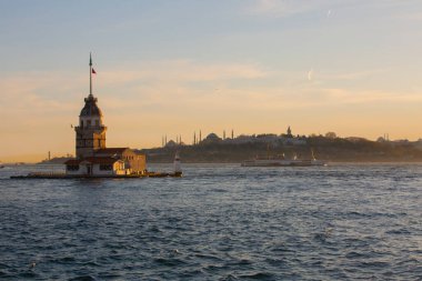 İstanbul, Türkiye 'nin sembolü Leander' s Tower olarak da bilinen ünlü Bakire Kulesi (Kiz Kulesi) ile Boğaz 'ın üzerinde kızgın bir günbatımı. 
