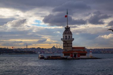 İstanbul, Türkiye 'nin sembolü Leander' s Tower olarak da bilinen ünlü Bakire Kulesi (Kiz Kulesi) ile Boğaz 'ın üzerinde kızgın bir günbatımı. 