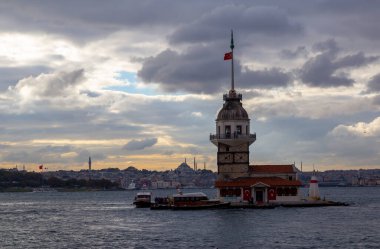 İstanbul, Türkiye 'nin sembolü Leander' s Tower olarak da bilinen ünlü Bakire Kulesi (Kiz Kulesi) ile Boğaz 'ın üzerinde kızgın bir günbatımı. 