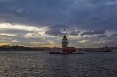 İstanbul, Türkiye 'nin sembolü Leander' s Tower olarak da bilinen ünlü Bakire Kulesi (Kiz Kulesi) ile Boğaz 'ın üzerinde kızgın bir günbatımı. 
